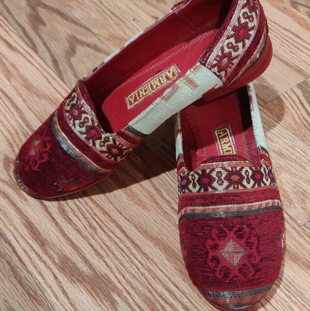 🆕 ONE OF A KIND, UNIQUE, TRADITIONAL LOOKING SHOE